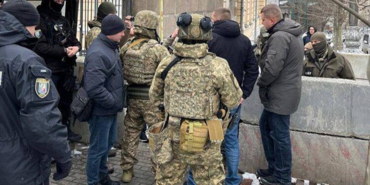 Beschuldigingen van steekpenningen en invallen bij overheidsgebouwen in Oekraïne