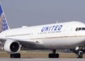 United Airlines Boeing maakt noodlanding na motorstoring