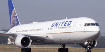 United Airlines Boeing maakt noodlanding na motorstoring