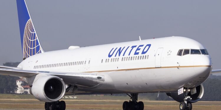 United Airlines Boeing maakt noodlanding na motorstoring