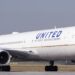 United Airlines Boeing maakt noodlanding na motorstoring