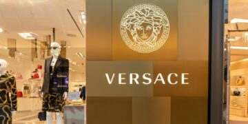 Prada voltooit overname Versace na maanden onderhandelen
