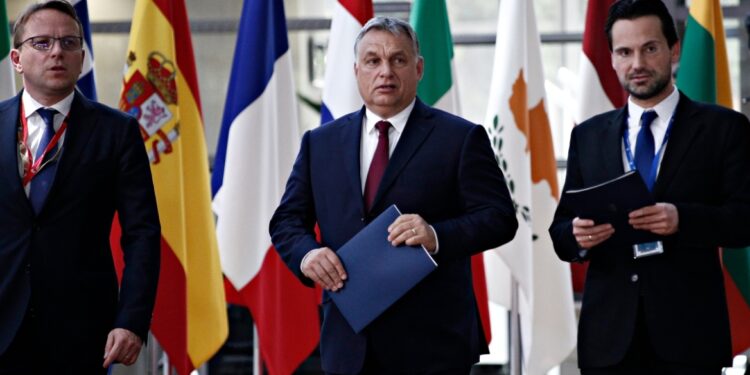 Hongaarse regering ontkent presidentiële overstap om Orbán aan macht te houden