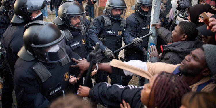 Migranten uit school gezet: Spanje grijpt in