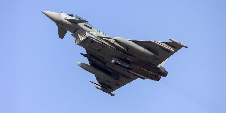 Duitse gevechtsvliegtuigen en soldaten beschermen luchtruim Polen