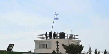 Israëlische politie valt UNRWA-hoofdkwartier binnen en hijst vlag in Jeruzalem