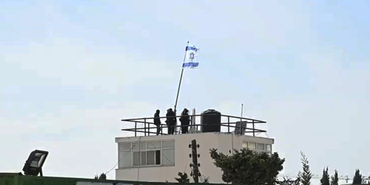 Israëlische politie valt UNRWA-hoofdkwartier binnen en hijst vlag in Jeruzalem