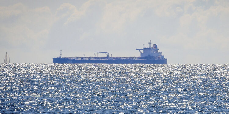 Revolutionaire Garde neemt olietanker in beslag vanwege ‘brandstofsmokkel’