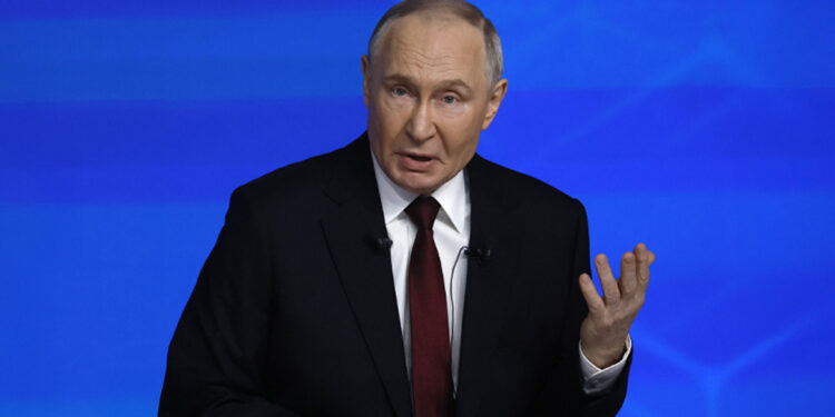 Poetin ontkent plan tot aanval op Europa en wijst Westen aan als oorzaak Oekraïne conflict