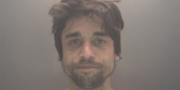 Man dreigt buurvrouw en honden neer te steken in Liverpool huis.