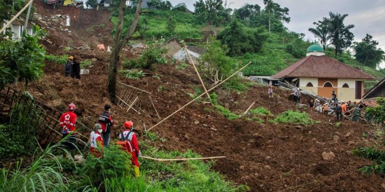 Dodelijke aardverschuiving in Indonesië: 7 doden, tientallen vermisten