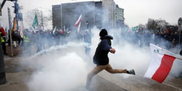 Boerenprotest bij Europees Parlement escaleert: branden, traangas en botsingen