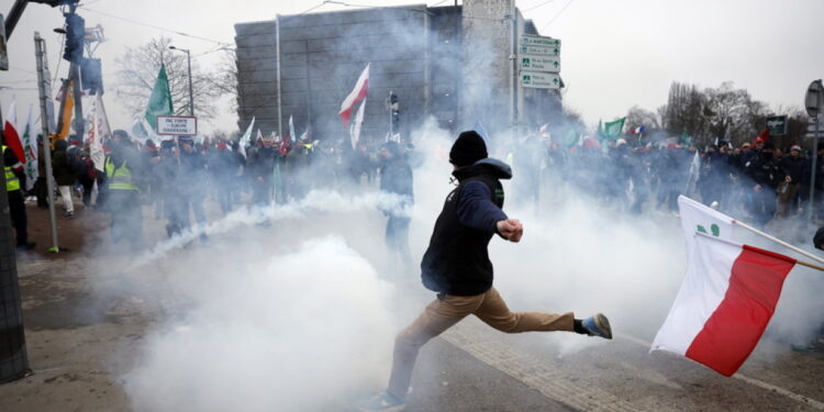 Boerenprotest bij Europees Parlement escaleert: branden, traangas en botsingen