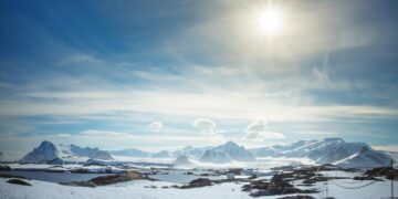 Ontdek de verborgen landschappen van Antarctica: duizenden heuvels, valleien en kanalen.