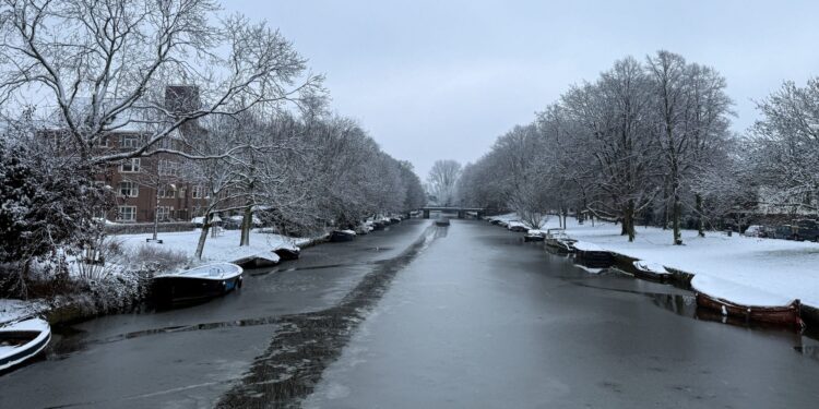Trein- en vluchtschema’s verstoord door winterweer