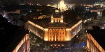 Bulgarije vervroegt verkiezingen door snelle stembusgang.