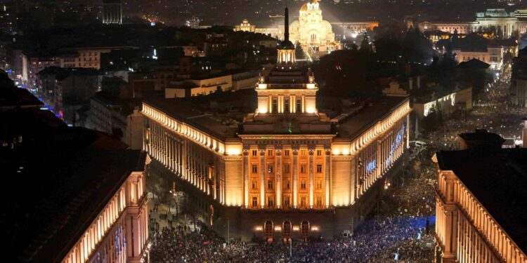 Bulgarije vervroegt verkiezingen door snelle stembusgang.