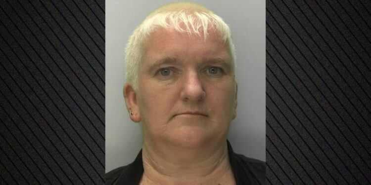 Moeder van tien houdt tiener 25 jaar lang als slaaf