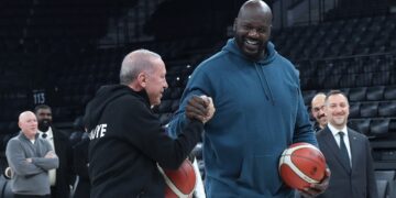 Erdogan speelt basketbal met Shaquille O’Neal in Turkije