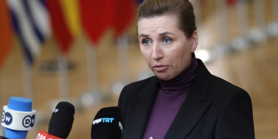 Premier van Denemarken reist af naar Groenland