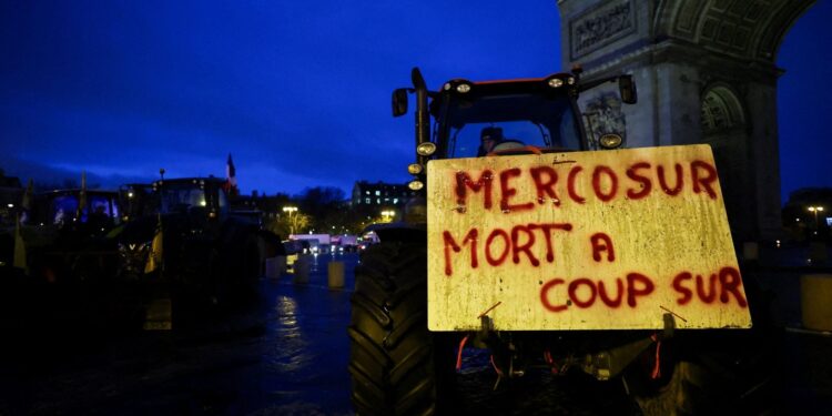 Boeren op tractoren veroveren Parijs met Eiffeltoren en Arc de Triomphe