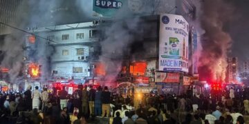 Dodelijke brand in Pakistanse winkelcentrum: 11 doden en 60 vermisten