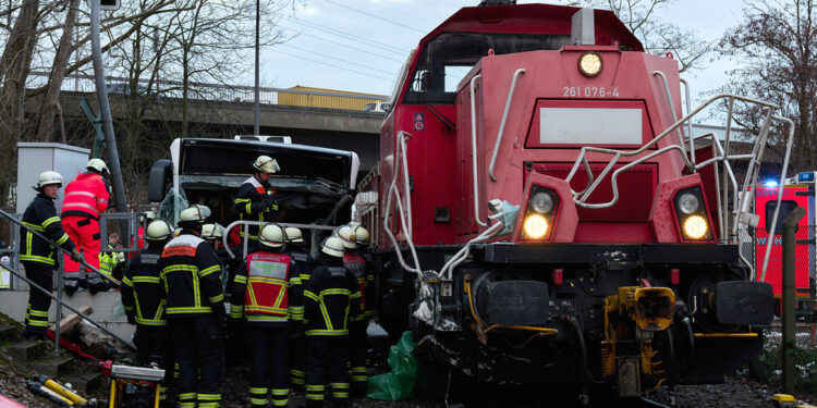 Dodelijk ongeval: trein botst met bus in haven Hamburg