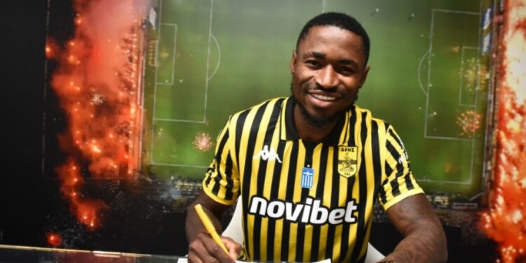 Martin Hongla officieel gepresenteerd bij AEK Athene