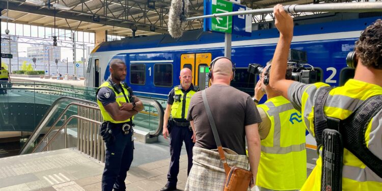 Sneak door station zonder betrapt te worden.