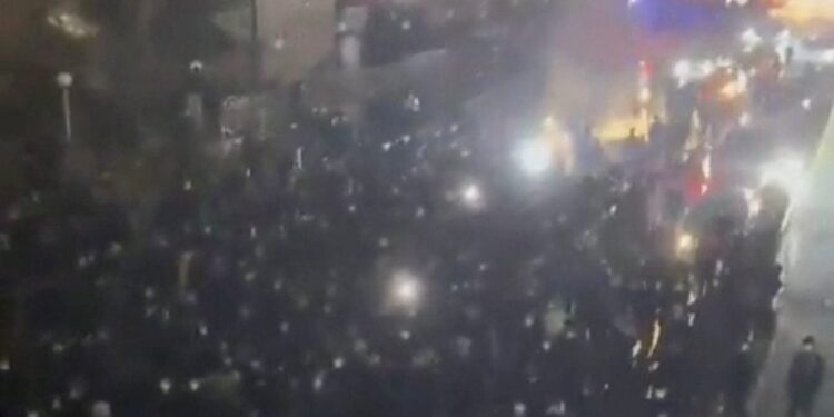 Autoriteiten in Iran verhogen repressie tijdens anti-regeringsprotesten.