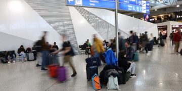 Werking van radiofrequentiecontrolecentrum op luchthavens