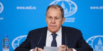 Rusland zoekt diplomatieke oplossing voor Oekraïne, Westen ondermijnt onderhandelingen.