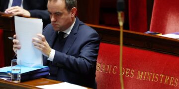 Moties van afkeuring tegen regering-Lecorny verworpen