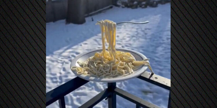 Spaghetti bevriest in de lucht tijdens extreme kou in Minneapolis
