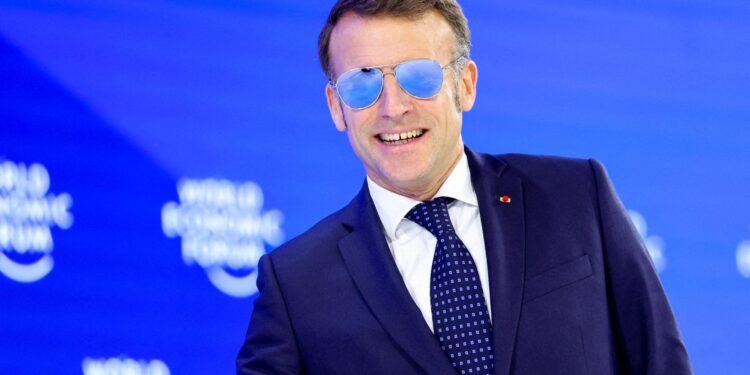 Macron’s ‘Top Gun’-zonnebril in Davos zorgt voor sociale media sensatie