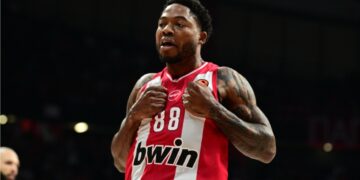 De president van de Partizan “fotografeert” Tyrik Jones voor sabotage in Ombradovits.