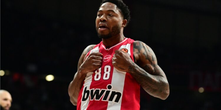 De president van de Partizan “fotografeert” Tyrik Jones voor sabotage in Ombradovits.