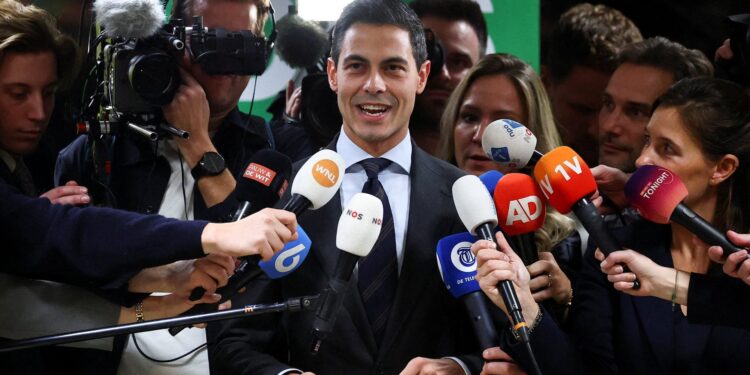 Premier Goeten vormt minderheidsregering.