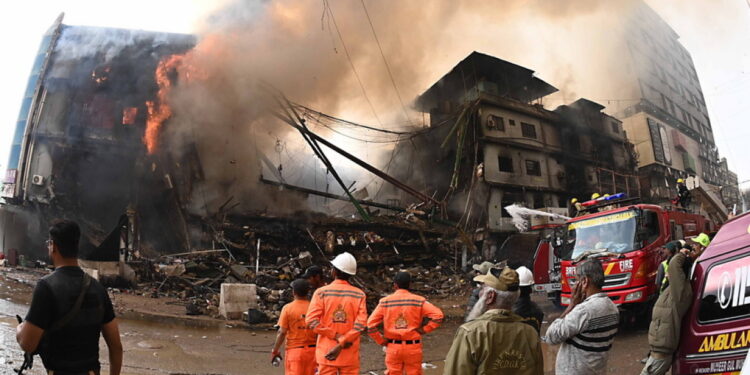 Tragische brand eist zes levens in winkelcentrum Karachi