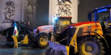 Boeren bereiken Eiffeltoren met tractoren in Parijs