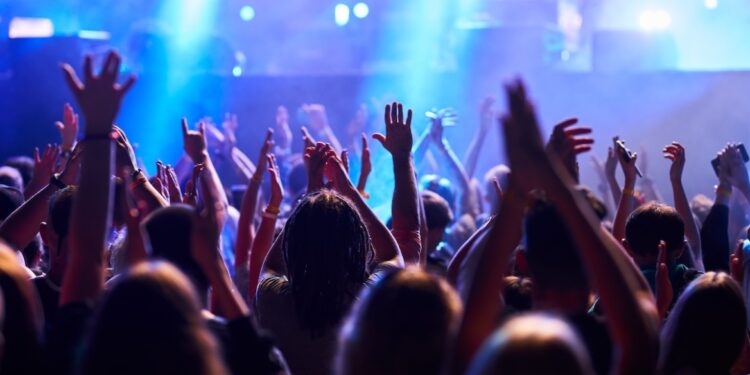 Zijn minderjarigen toegestaan in Zwitserse bars en clubs?