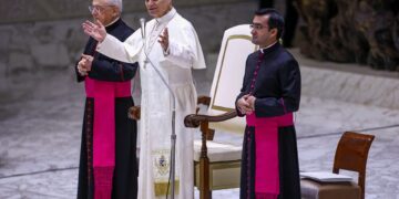 Kardinalen van over de hele wereld bijeen in het Vaticaan met paus Leo