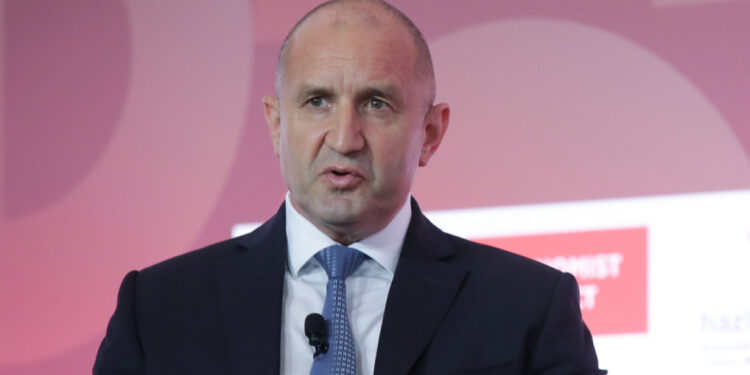 President Radev treedt af en richt nieuwe partij op