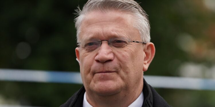 Tory MP Andrew Rosindell’s overloop naar Reform zet Kemi Badenoch onder druk