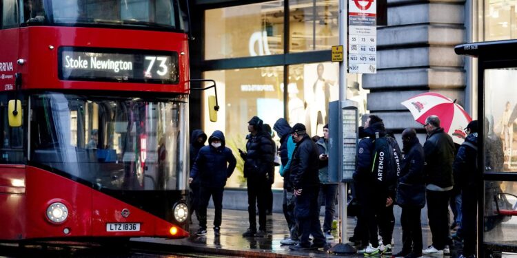 Groene Partij pleit voor gratis busvervoer voor jongeren onder 22 in Engeland