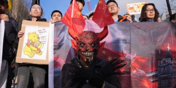 Protestmars tegen Chinese ambassade in Londen