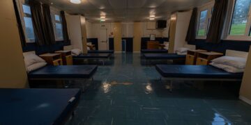 Vluchtelingen intrek in Crowborough Army Camp ondanks lokale weerstand