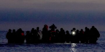 Verboden Britse ‘far-right’ activisten vernietigen Franse boten