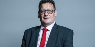 Labour MP verliest partijlidmaatschap na verzet tegen juryproeven