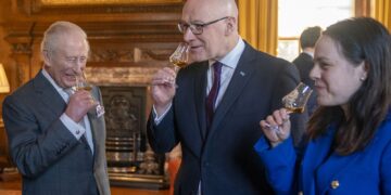 Koning Charles deelt dram met Eerste Minister Swinney bij receptie voor Schotse ondernemers